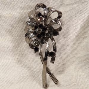 Vintage Silver tone Floral and ribbon Brooch with Black & Clear Rhinesto…